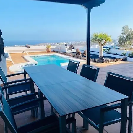 Valiente Villa Tias