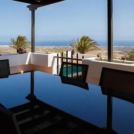 Valiente Villa Tias